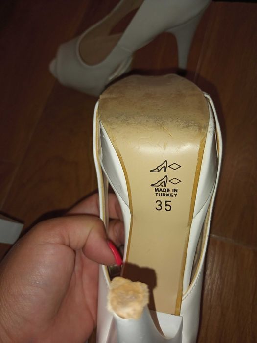 Бели обувки на ток