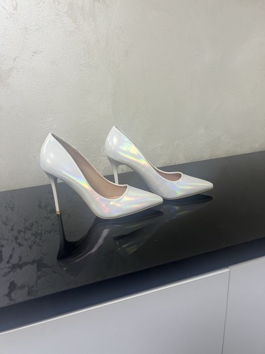 Стилни бели обувки