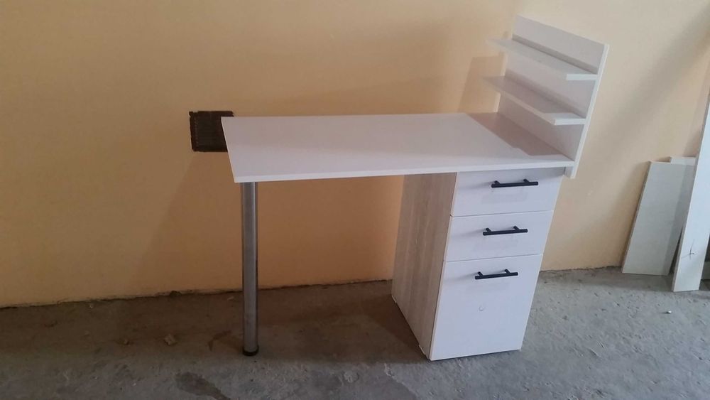 Маникюрный стол наличие