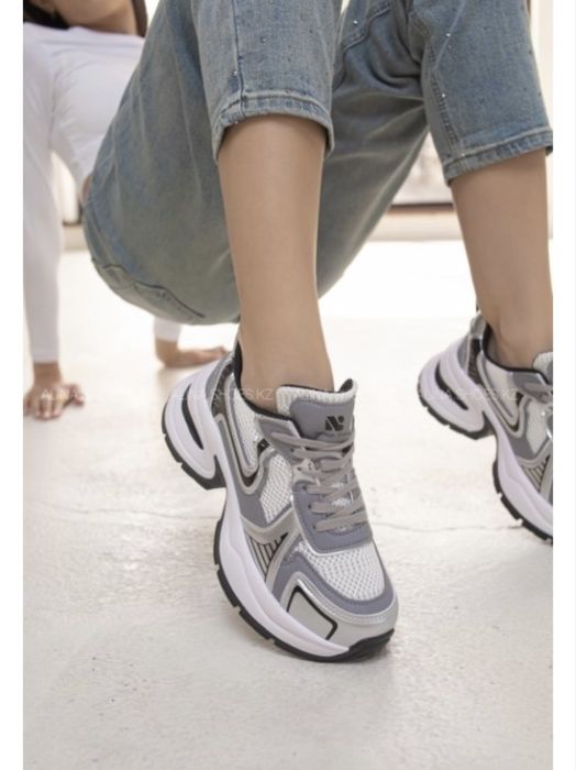 Продам кроссовки женские