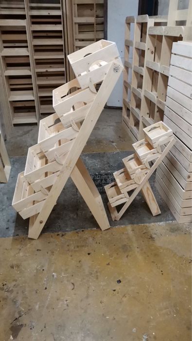 Дървен стъпаловиден стелаж от щайги за плод и зеленчук