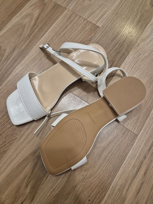 Sandale albe toc mic ( noi)