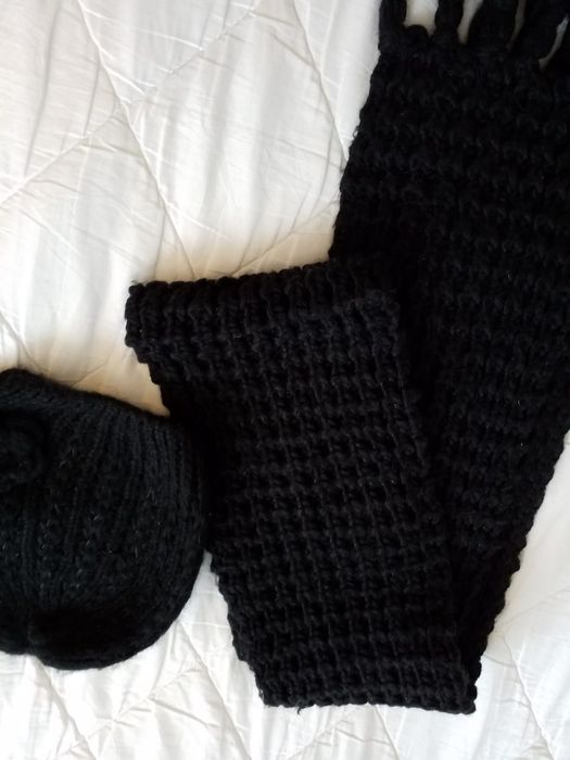 Set fular și căciulă MOA. Nou.