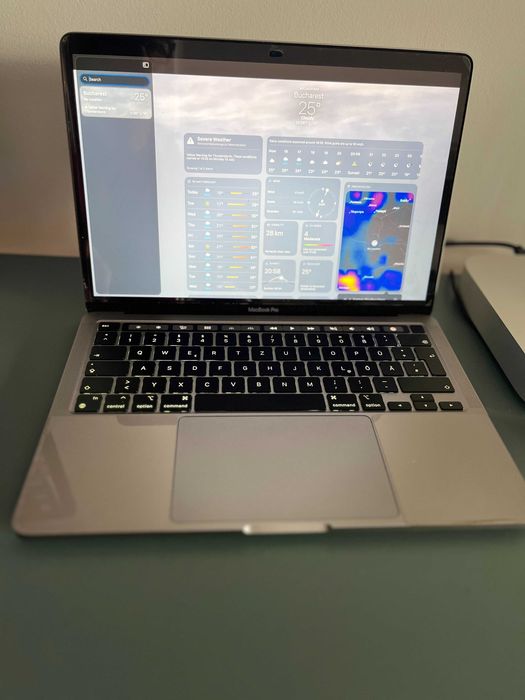 Apple MacBook Pro 13” M1 (2020) | 8GB RAM | 256GB SSD | Touch Bar | Folie Alien