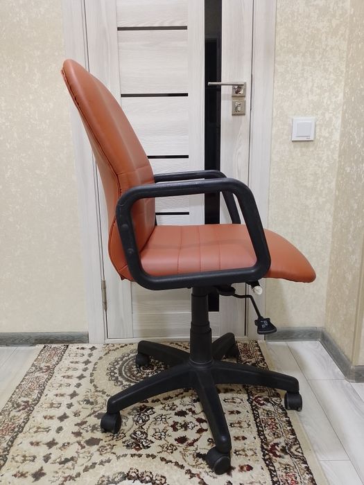 Ofis kreslo sotiladi. Kojzami yengi. Mexanizmlari ishlidi