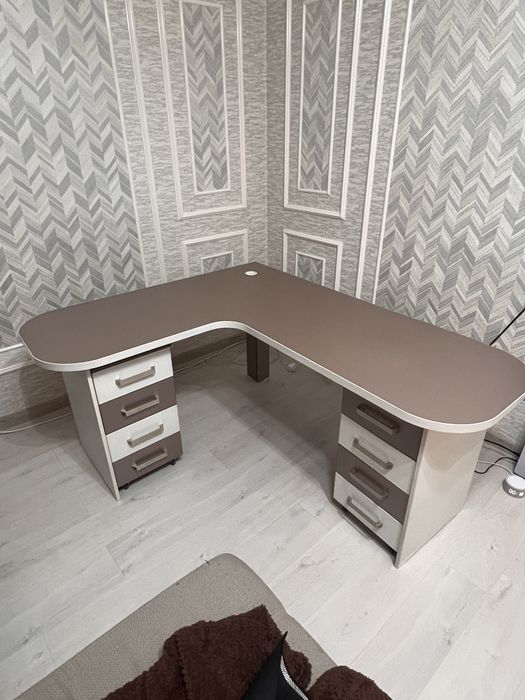 Продам угловой компьютерный стол