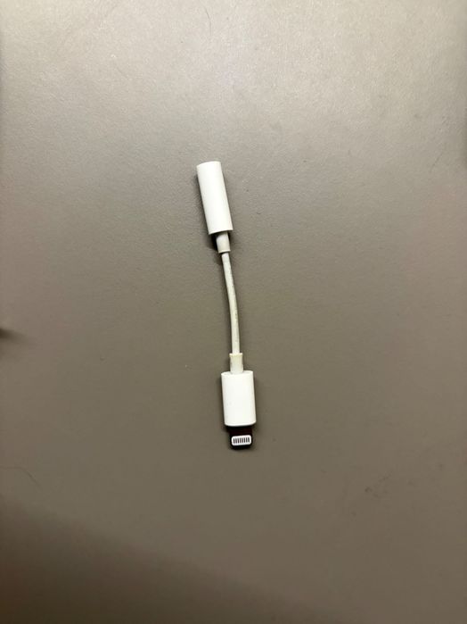 Аксесоари за iPhone lightning зарядно, кейс и преходник към аудио жак