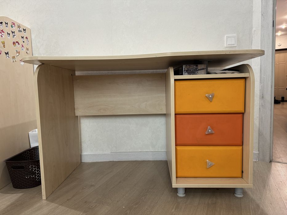 Стол письменный и шкаф для книг