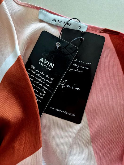 Рокля в розови цветове "AVIN"