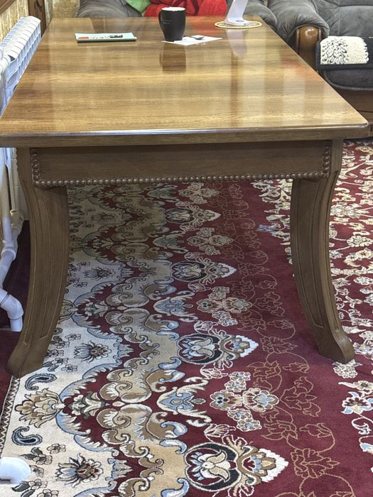 Стол для гостинной