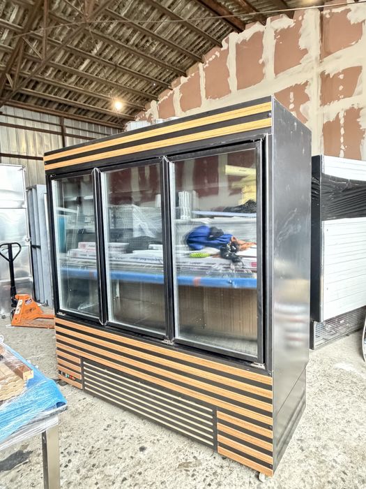 Хладилна витрина вертикална