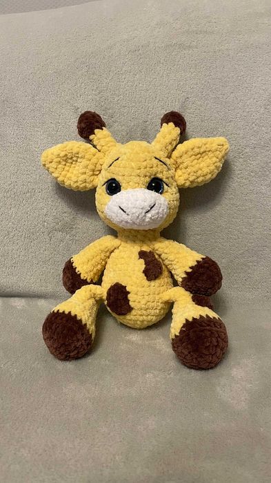 Очарователен ръчно плетен жираф търси нов дом!