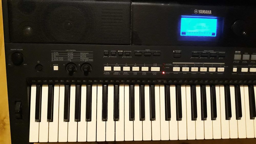 Продавам синтезатор Yamaha PSR-E433 подходящ също и за изучаващи пиано