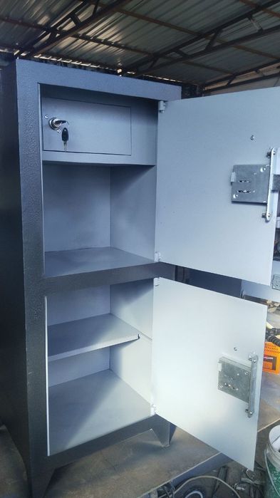 Сейфы. Хар хил турдаги ва размердаги сейфлар.