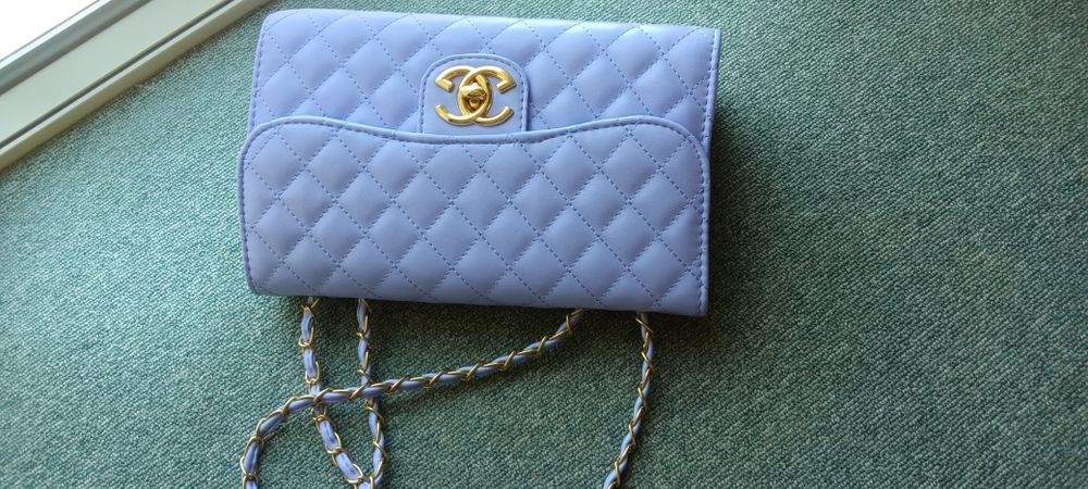 Стилна дамска чанта. Изработена от висококачествена еко кожа. Разполага с: едно разпределение, отвътре с два джоба