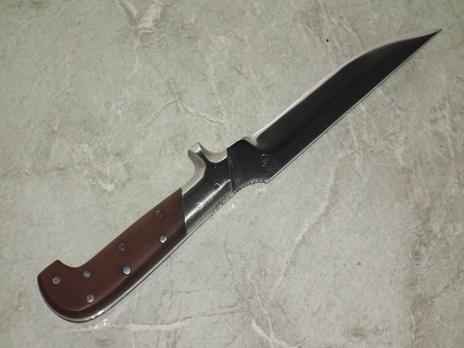 Cutit masiv retro - probabil cutit militar - ín stare foarte buná