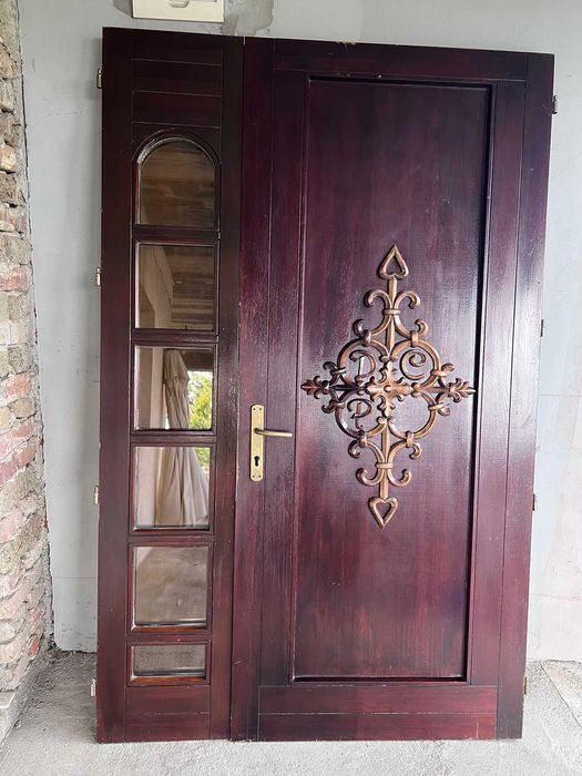 Ușă de intrare din stejar masiv, cu parte laterală vitrată, fără toc.