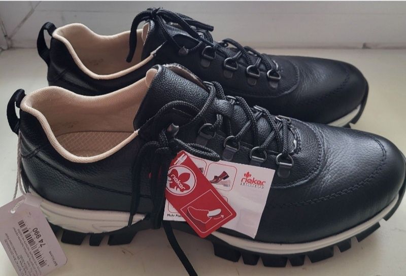 Кроссовки женские