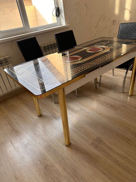 Стол, стеклянный с 4 -мя стульями