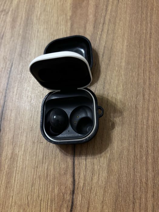 Продам левый наушник с кейсом samsung galaxy buds 2