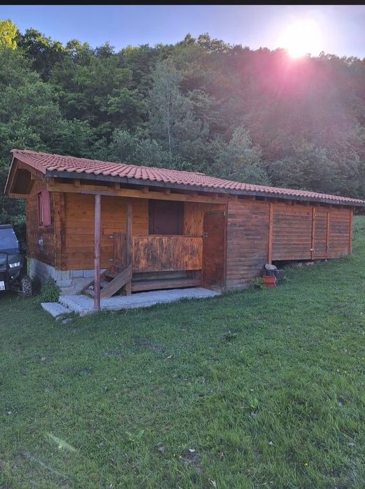Vând cabană de lemn în zonă liniștită