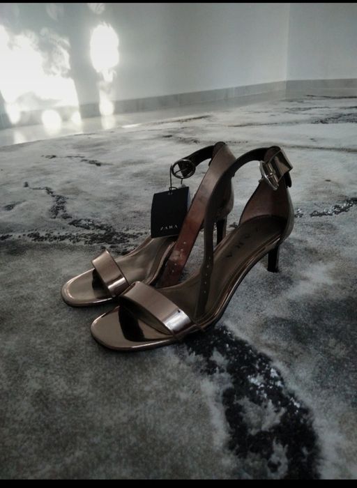 Tocuri ZARA cu etichetă