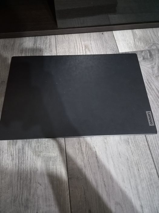 Vând Lenovo V15 Generația 4