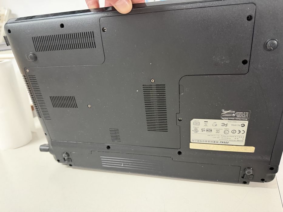 Laptop MSI merge doar in priza