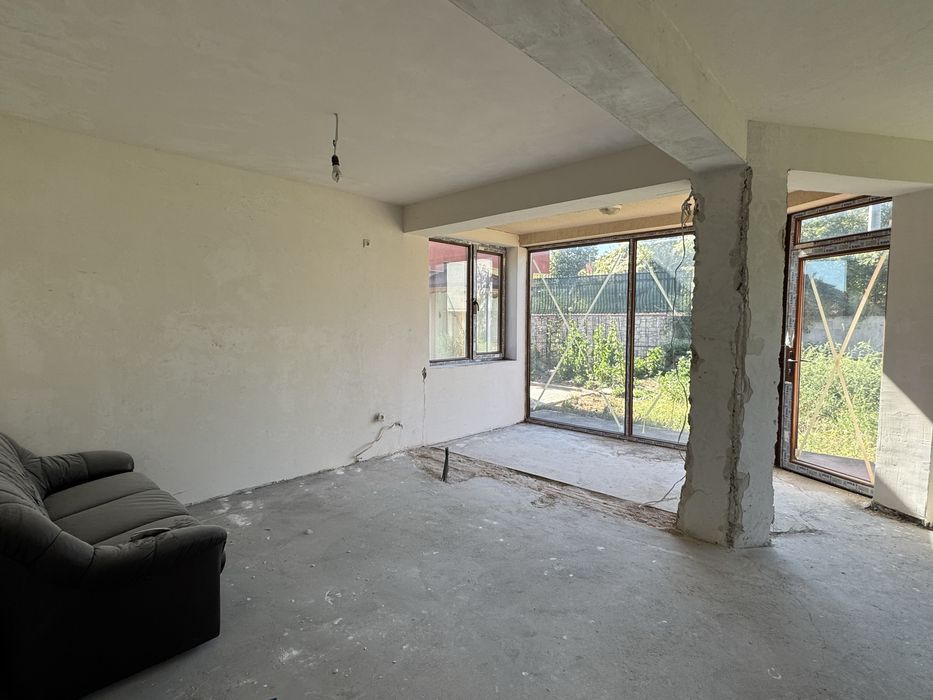 Нова Двуетажна Къща в Затворен комплекс с 300кв. двор в Гр. Търговище