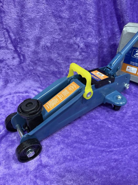 Домкрат автомобильный подкатной 2т