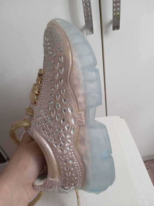 Продам кроссовки