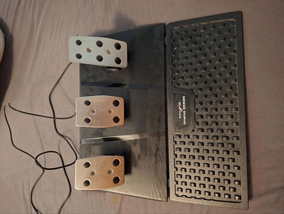 Volan Gaming cu pedale și schimbător de viteze