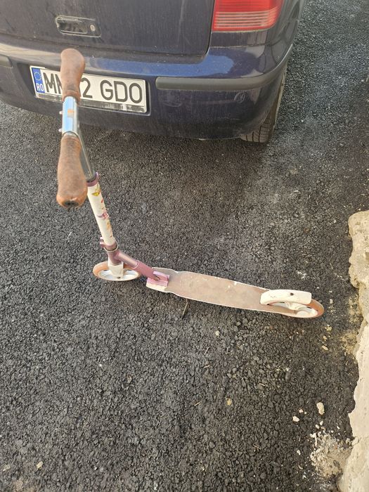 Vand trotineta pentru fetite