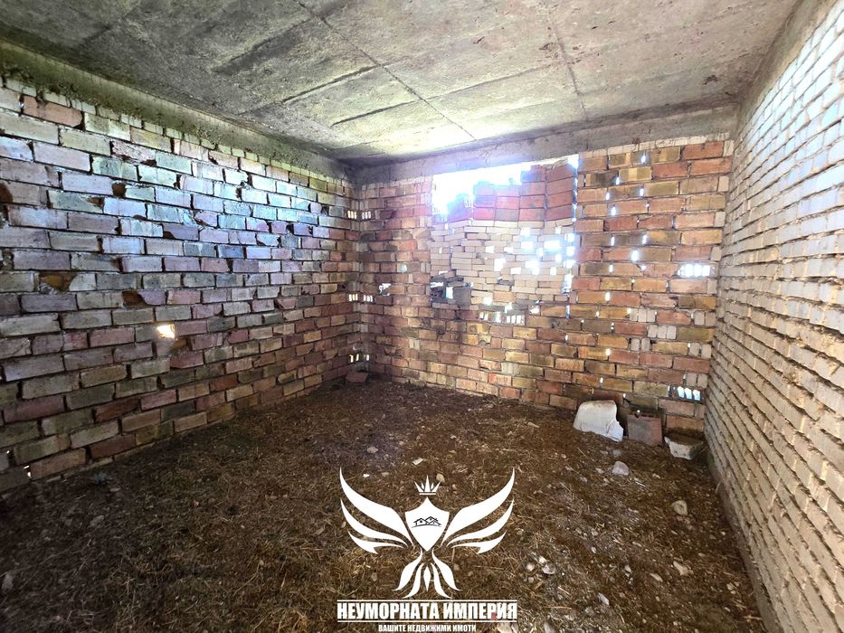 Продавам двуетажна къща 206РЗП и двор 525кв.м. с гараж в с.Тополово