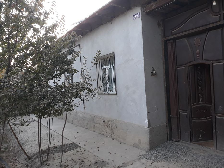 Uy sotiladi xamma sharoiti ega