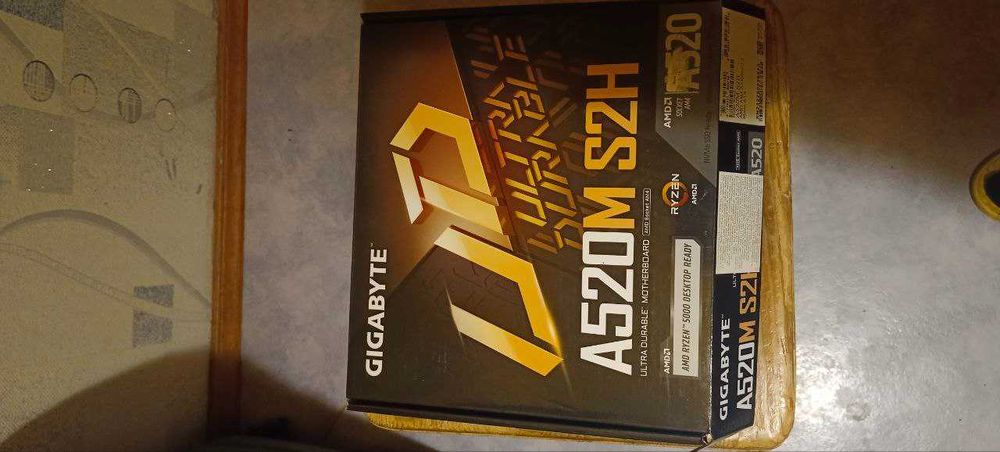 Продам материнскую плату GIGABYTE A520M S2H / AM4