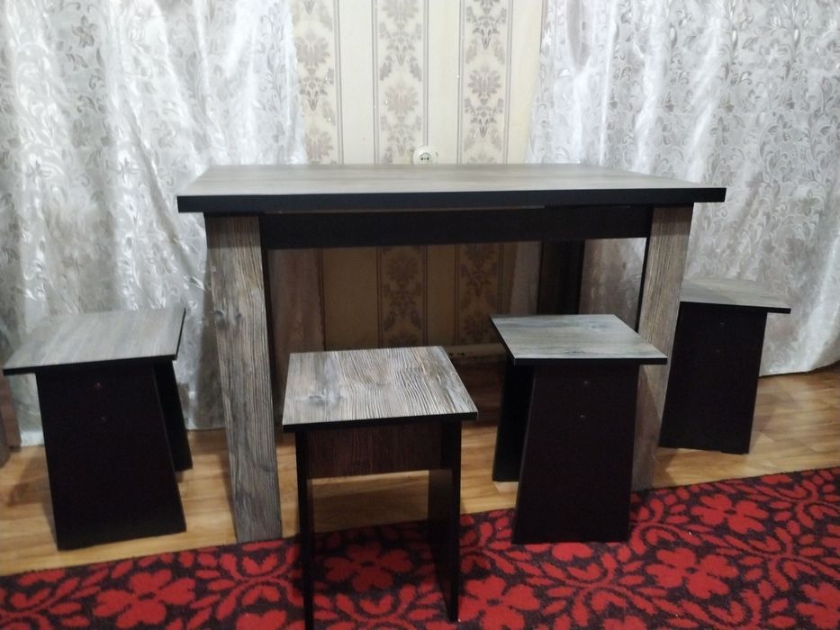 Стол с табуретами в кухню