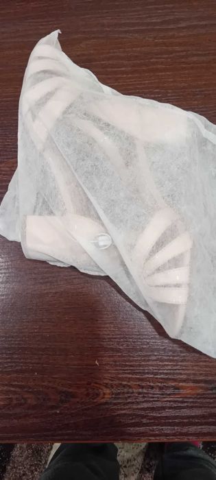 Продавам сандали на ток, лачени, нови