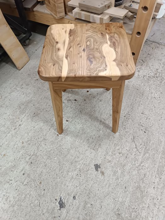 Деревянные табуретки