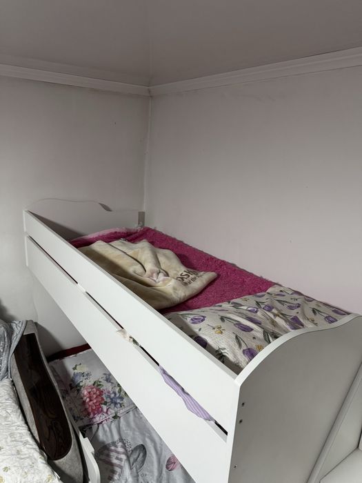 Двухьярусный кровать