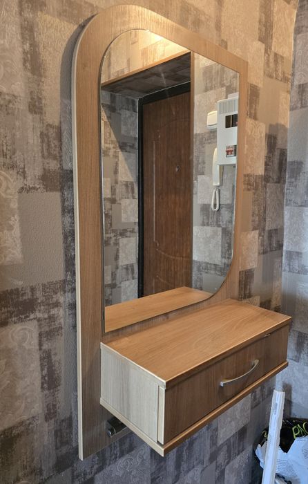 Продам полочку с зеркалом