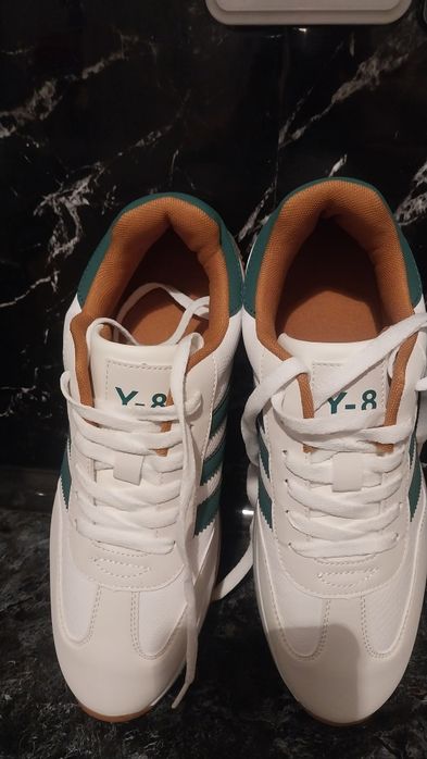 Продам кросовки.     .