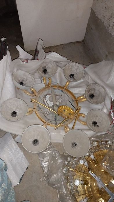 Продам люстры цена договорная