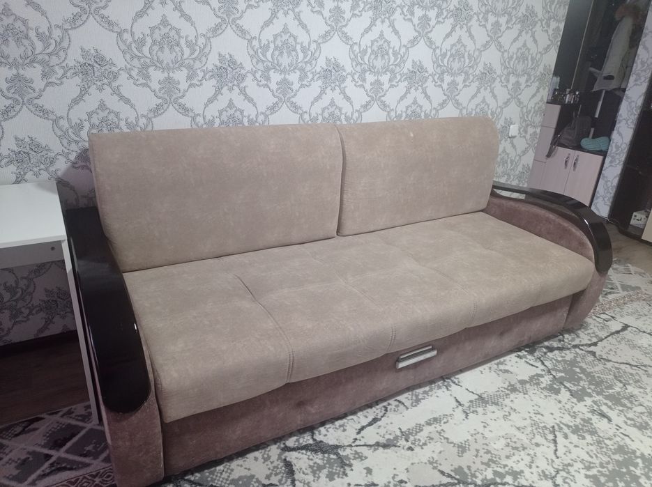 Продам диван в нормальном состоянии 60000 есть небольшой торг.