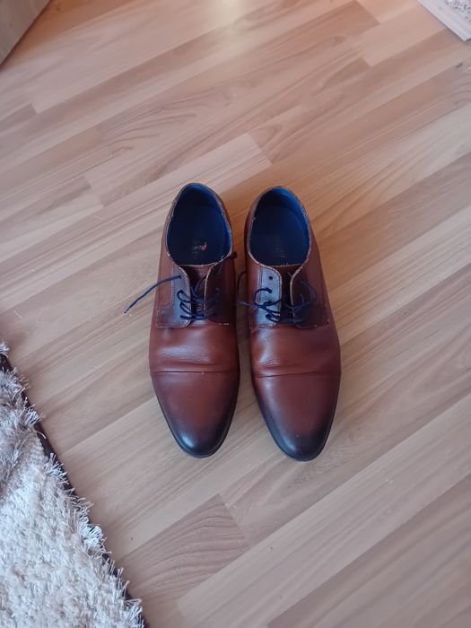 Vând pantofi de piele