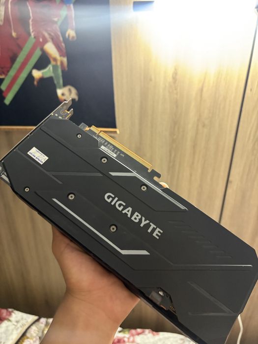 Срочно Gigabyte RX5500xt 4gb