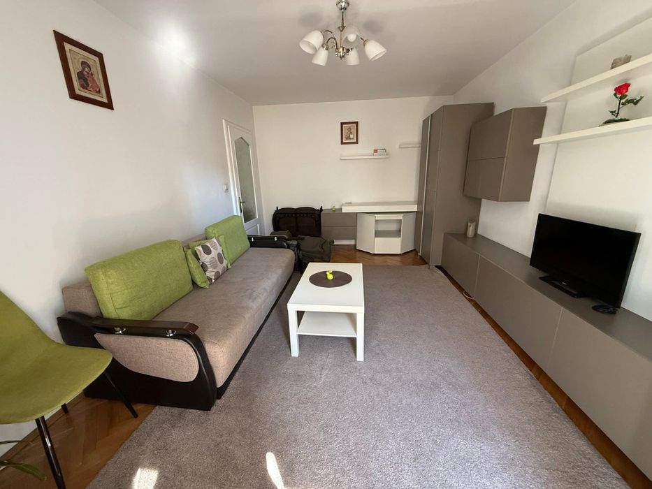 Închiriez apartament cu 2 camere