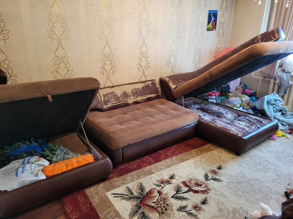 Диван продам, требуется частичный ремонт, самовывоз.