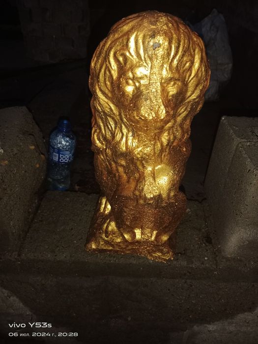 Скульптура льва.