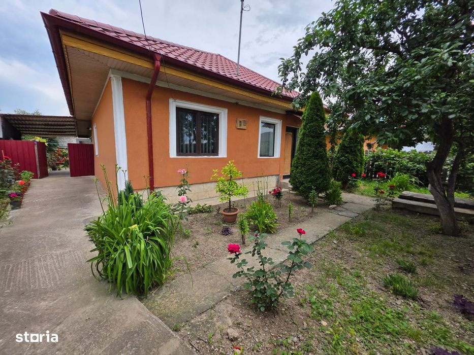 Casă în Horia, cărămidă, teren 1.260 mp, toate utilitățile, 3 camere